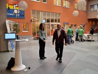 Overzichtsfoto leefstijlmarkt met een deelnemer die over de Smart Floor loopt